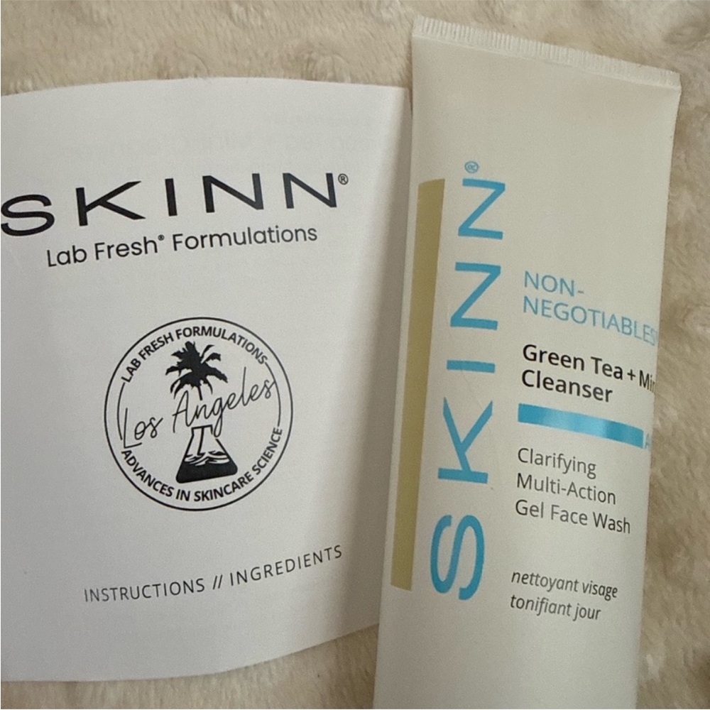 SKINN Green Tea + Mint Cleanser bundle gift set - Picture 11 of 13